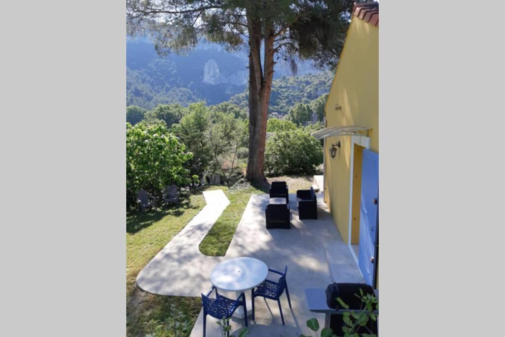 Vue Panoramique Sur Le Chateau,Montagne Et Grottes Fontaine-de-Vaucluse Esterno foto